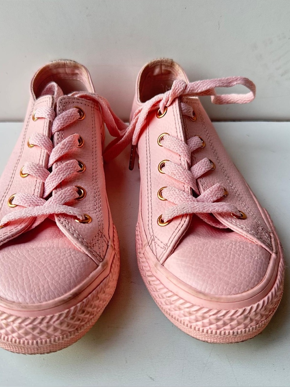 Converse All Star Low Top Pink Leather Sneakers Gold Eyelets   Kids Size 1
